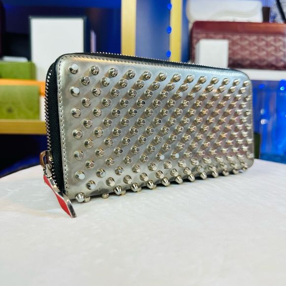 🧧SOLD🧧CHRISTIAN LOUBOUTIN Panettone silver leather studded zip wallet - Picture 4 of 12